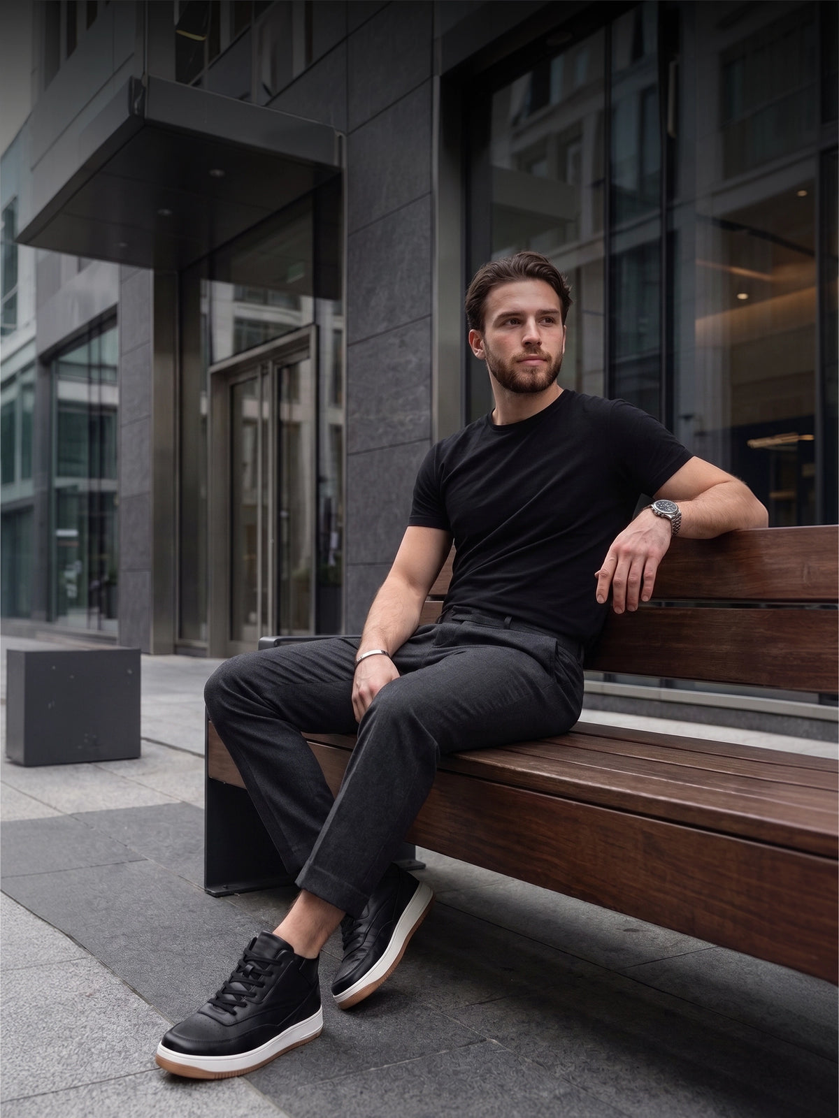 Modelo usando Tênis Casual Thunder em um ambiente urbano